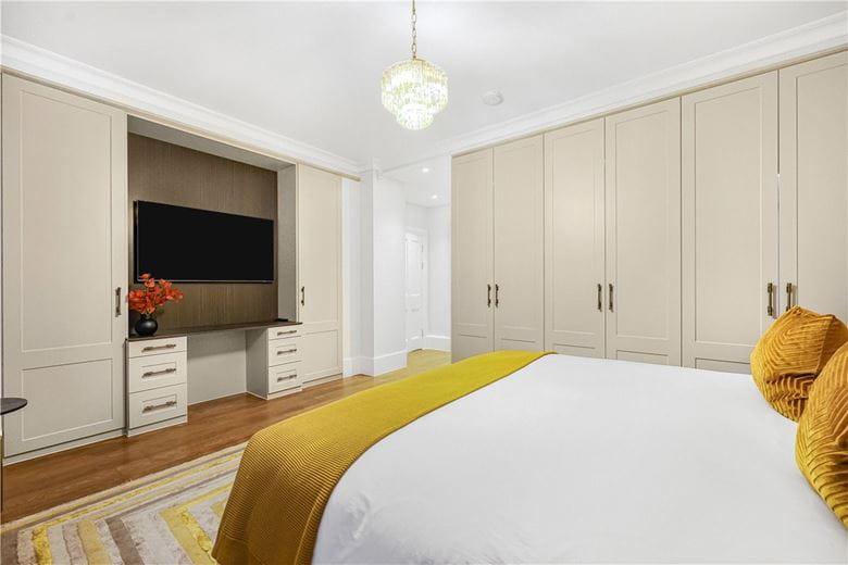 3 bedroom flat, Holland Park, London W11 - Available