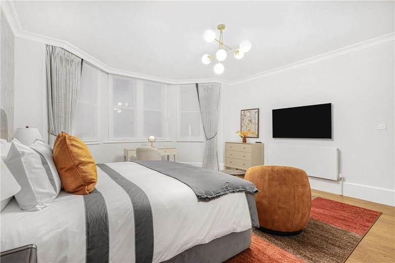 3 bedroom flat, Holland Park, London W11 - Available