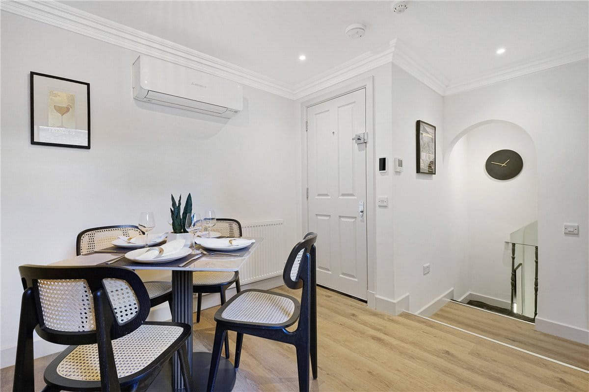 2 bedroom flat, Beaufort Gardens, Knightsbridge SW3 - Available