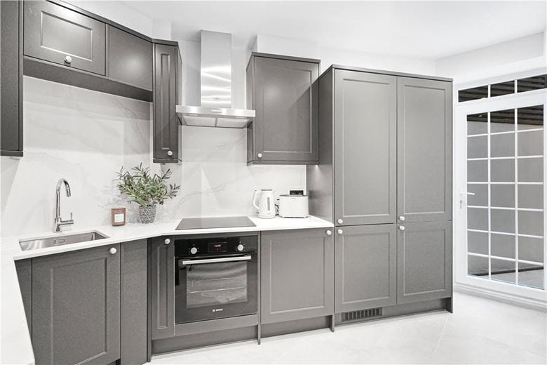 2 bedroom flat, Cresswell Gardens, South Kensington SW5 - Available