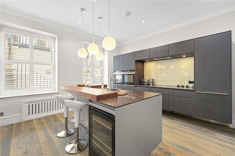 2 bedroom flat, Queen's Gate, South Kensington SW7 - Available