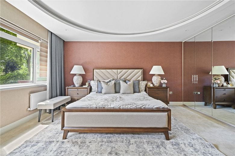 3 bedroom flat, Gloucester Square, Hyde Park Estate W2 - Available