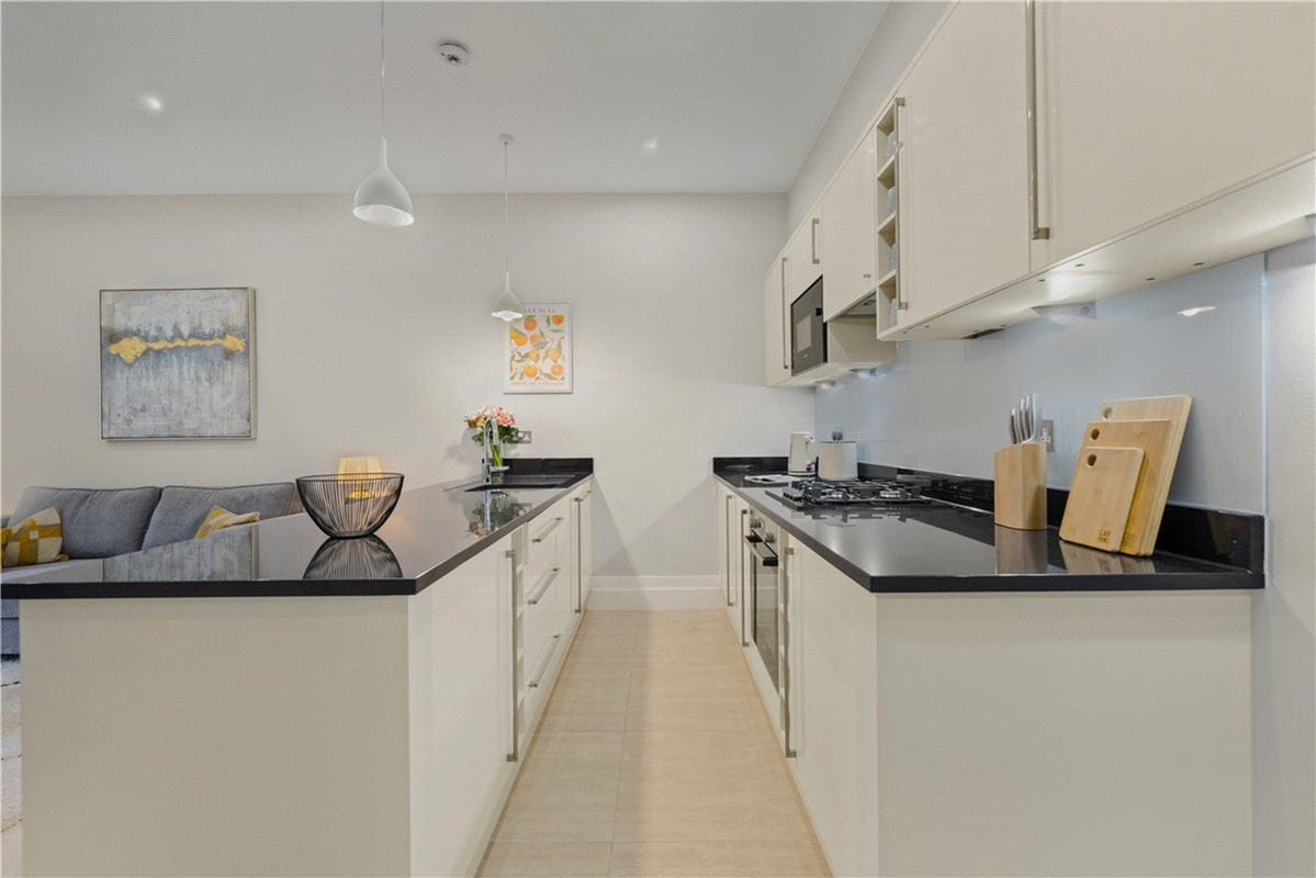 2 bedroom flat, Westbourne Grove, Bayswater W2 - Available