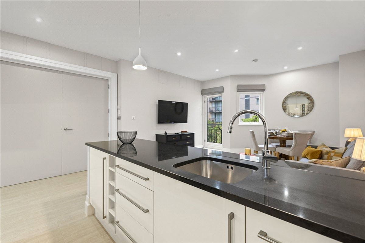 2 bedroom flat, Westbourne Grove, Bayswater W2 - Available