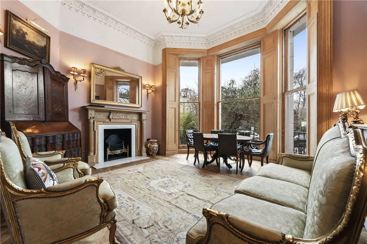2 bedroom flat, Pembridge Square, Notting Hill Gate W2 - Available