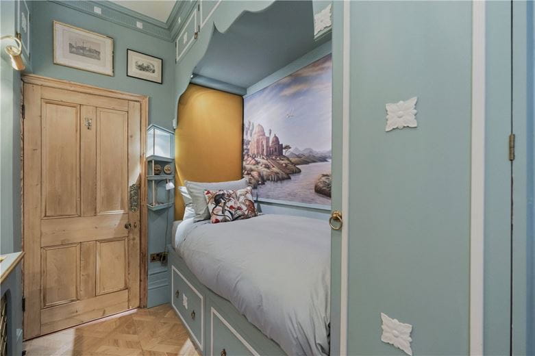 2 bedroom flat, Pembridge Square, Notting Hill Gate W2 - Available