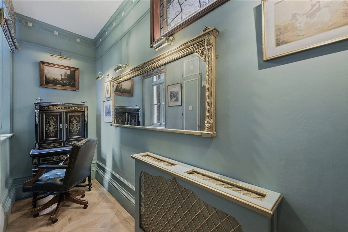 2 bedroom flat, Pembridge Square, Notting Hill Gate W2 - Available