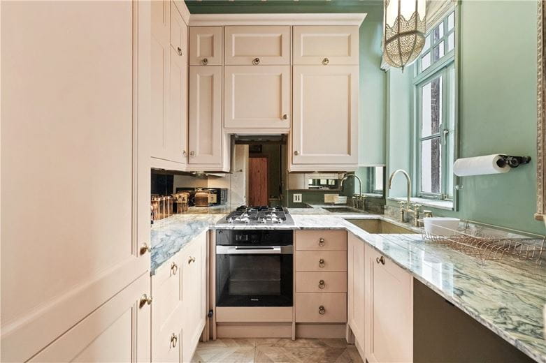 2 bedroom flat, Pembridge Square, Notting Hill Gate W2 - Available