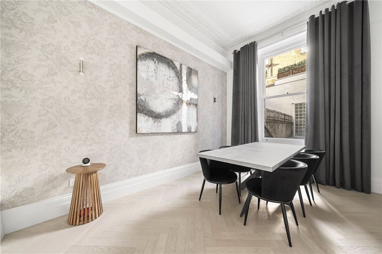 4 bedroom flat, Southwell Gardens, South Kensington SW7 - Available