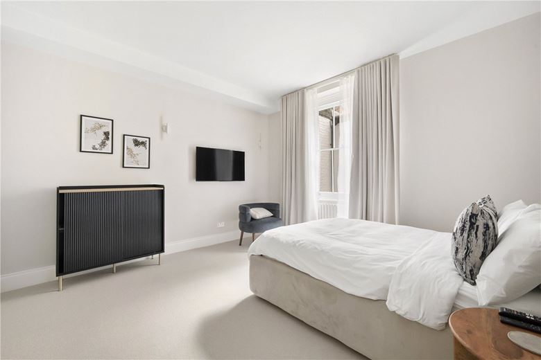 4 bedroom flat, Southwell Gardens, South Kensington SW7 - Available