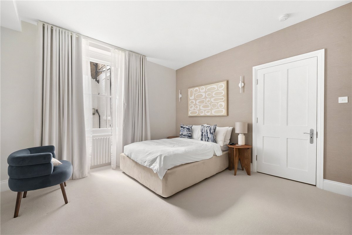 4 bedroom flat, Southwell Gardens, South Kensington SW7 - Available