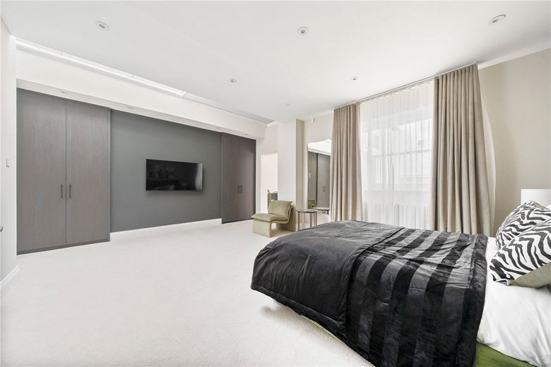4 bedroom flat, Southwell Gardens, South Kensington SW7 - Available