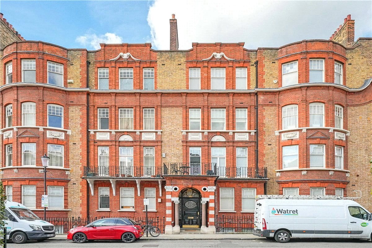 4 bedroom flat, Wynnstay Gardens, Allen Street W8 - Available