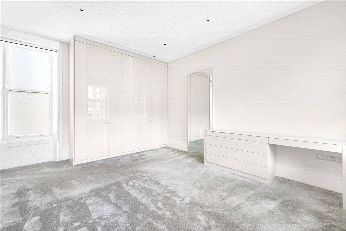 4 bedroom flat, Wynnstay Gardens, Allen Street W8 - Available