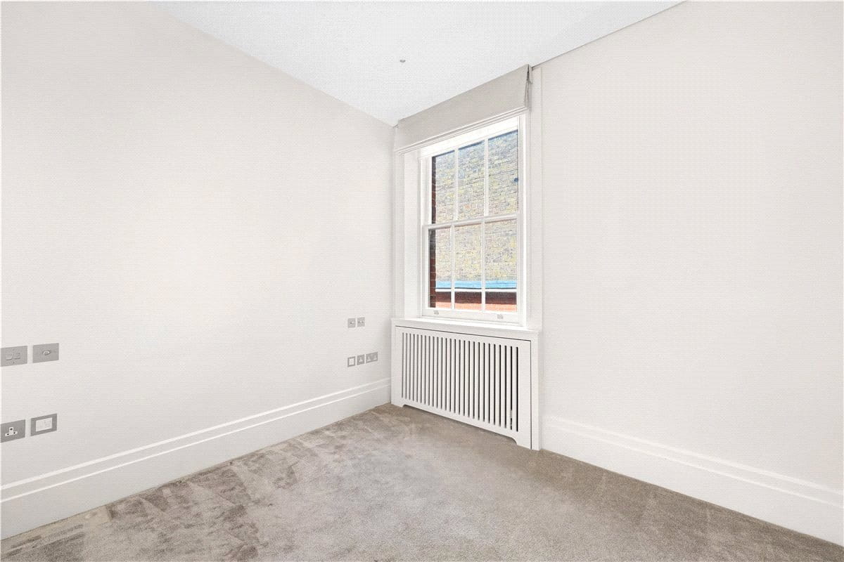4 bedroom flat, Wynnstay Gardens, Allen Street W8 - Available