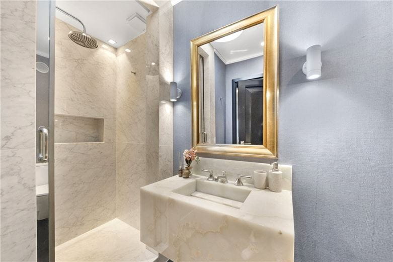 4 bedroom flat, Kingston House South, Ennismore Gardens SW7 - Available