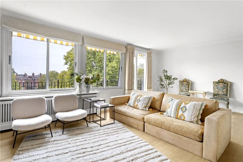 3 bedroom flat, Cadogan Square, Knightsbridge SW1X - Available