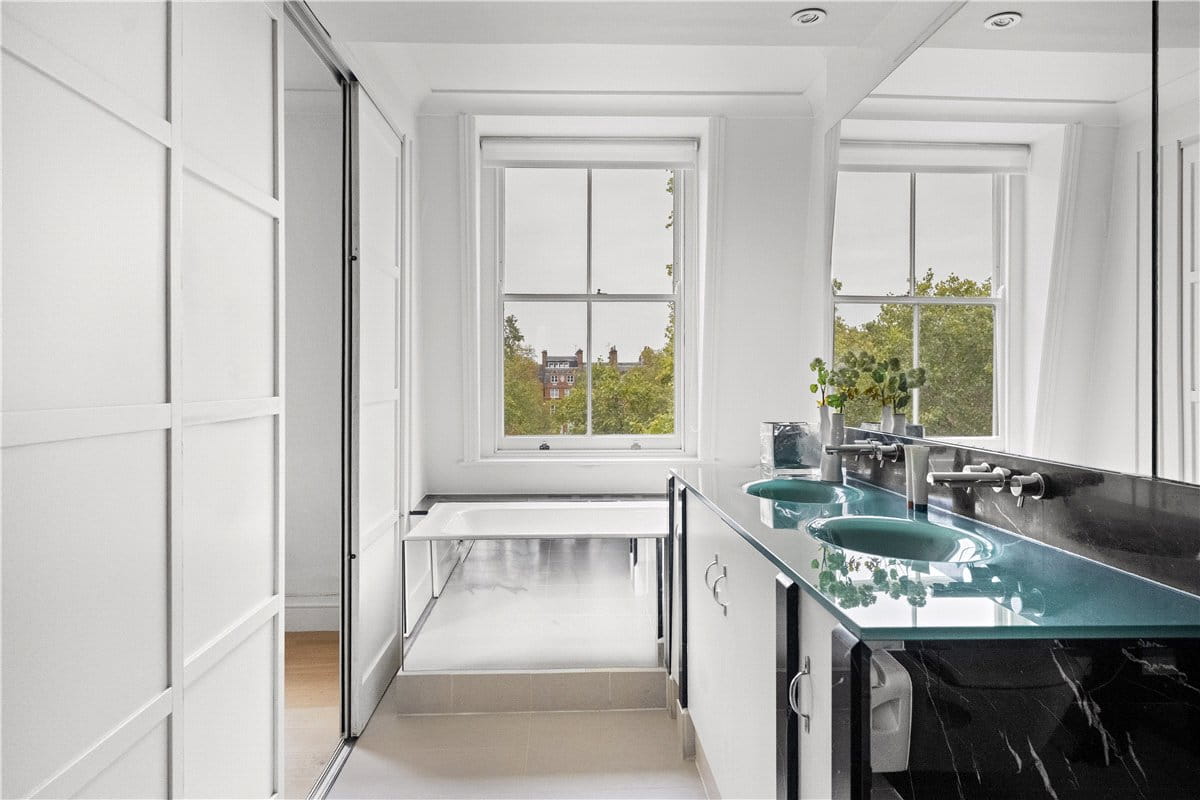 3 bedroom flat, Cadogan Square, Knightsbridge SW1X - Available