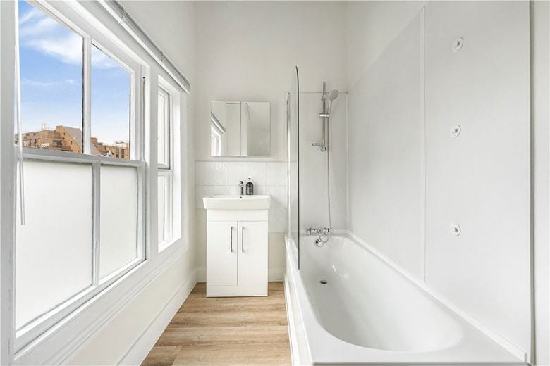 2 bedroom flat, Upper Addison Gardens, Holland Park W14 - Available