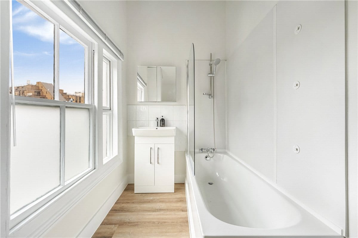 2 bedroom flat, Upper Addison Gardens, Holland Park W14 - Available