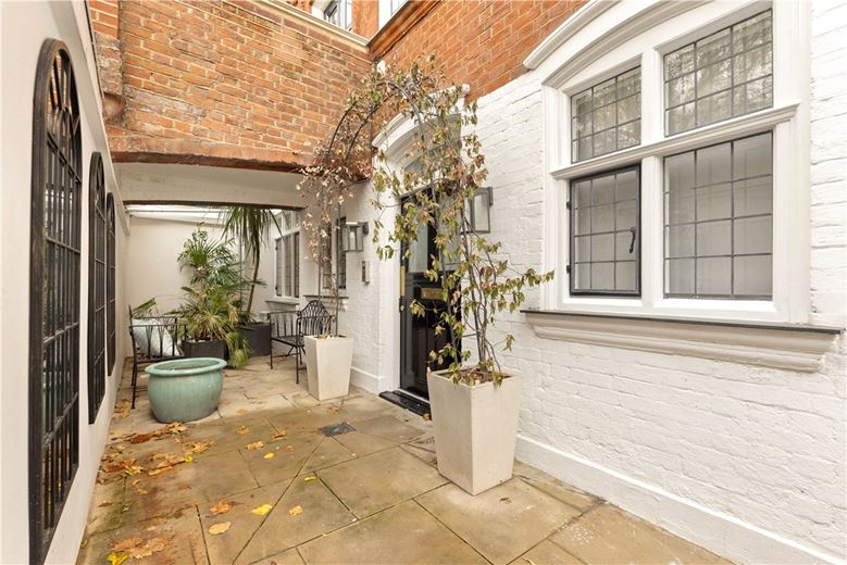 2 bedroom flat, Cadogan Square, Knightsbridge SW1X - Available