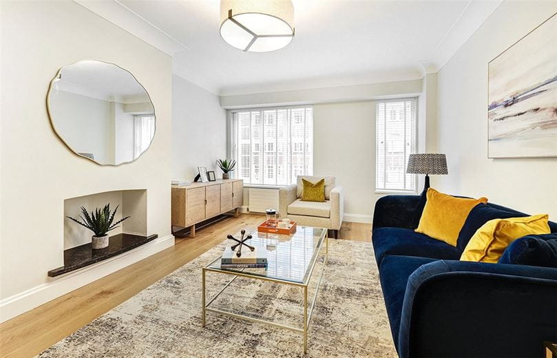 2 bedroom flat, Kensington High Street, Kensington W8 - Available