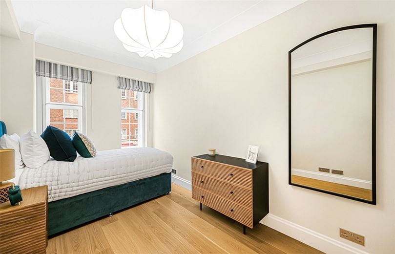2 bedroom flat, Kensington High Street, Kensington W8 - Available