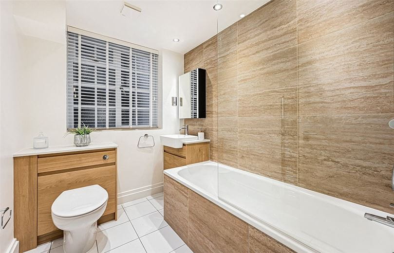 2 bedroom flat, Kensington High Street, Kensington W8 - Available