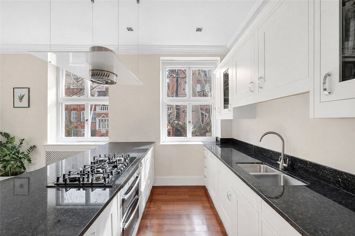 2 bedroom flat, Harrington Gardens, London SW7 - Available
