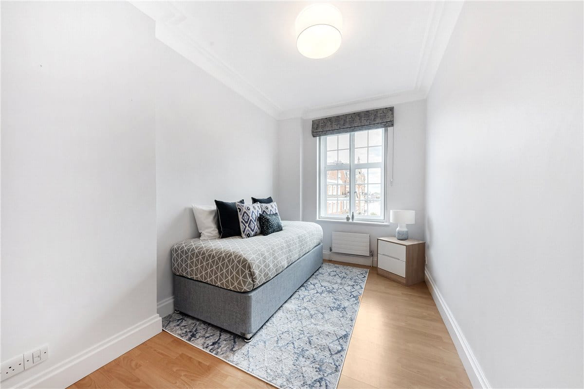 3 bedroom flat, Stafford Court, Kensington High Street W8 - Available