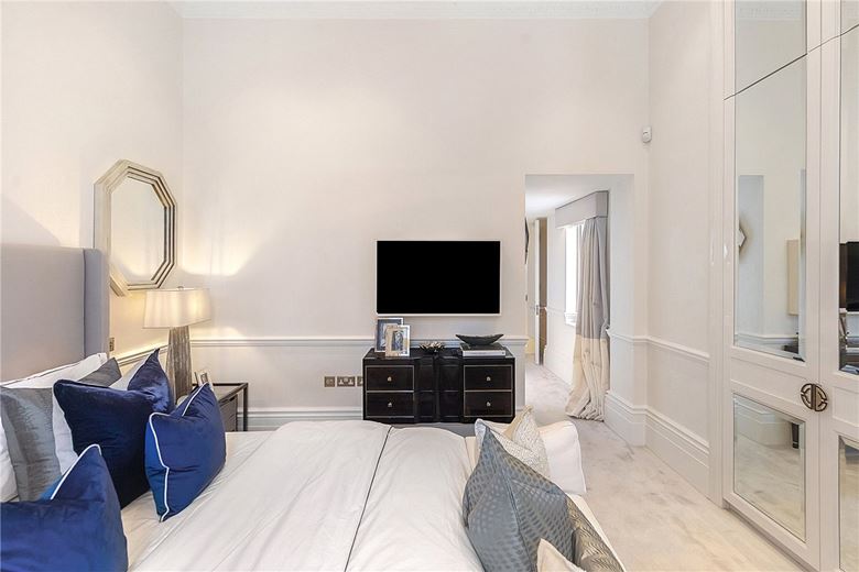 2 bedroom flat, Ennismore Gardens, Knightsbridge SW7 - Available