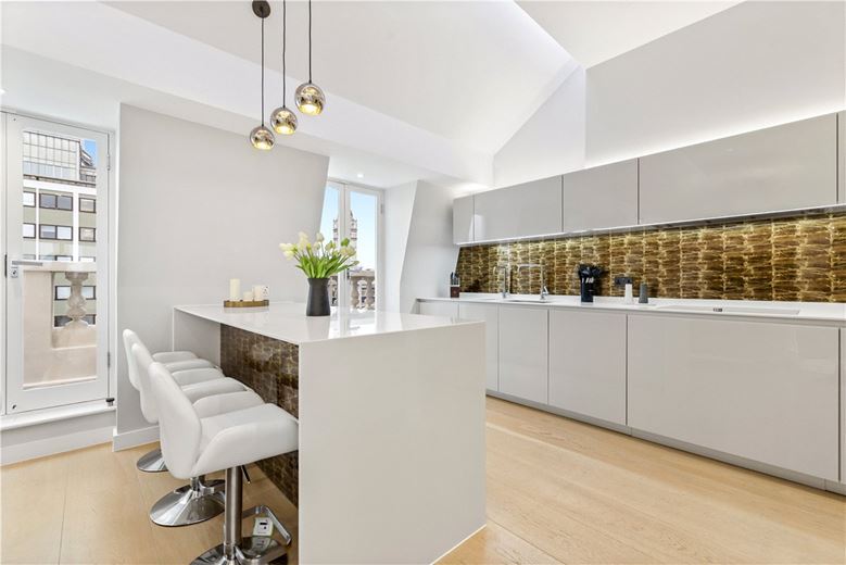 3 bedroom flat, Queens Gate, South Kensington SW7 - Available