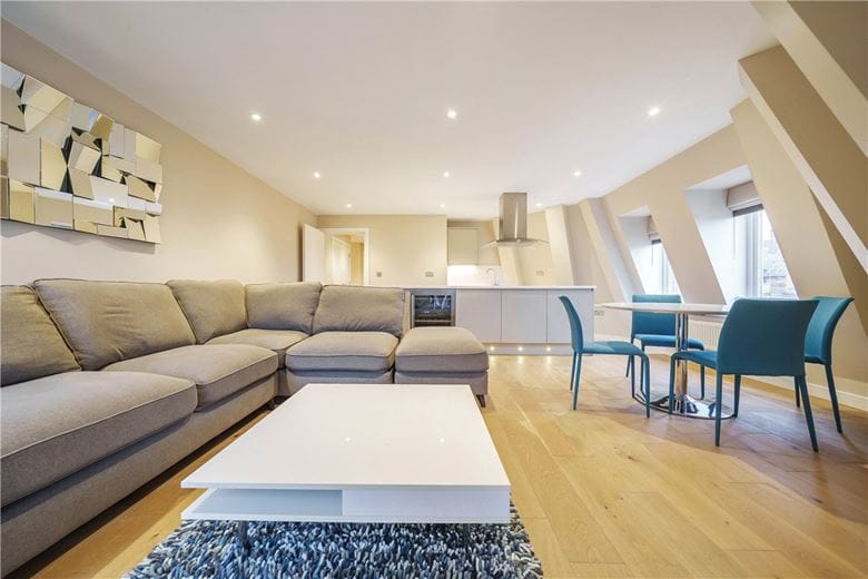 2 bedroom flat, High Street, Marlborough SN8