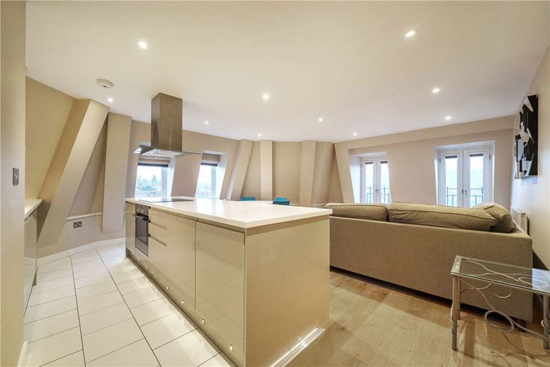 2 bedroom flat, High Street, Marlborough SN8