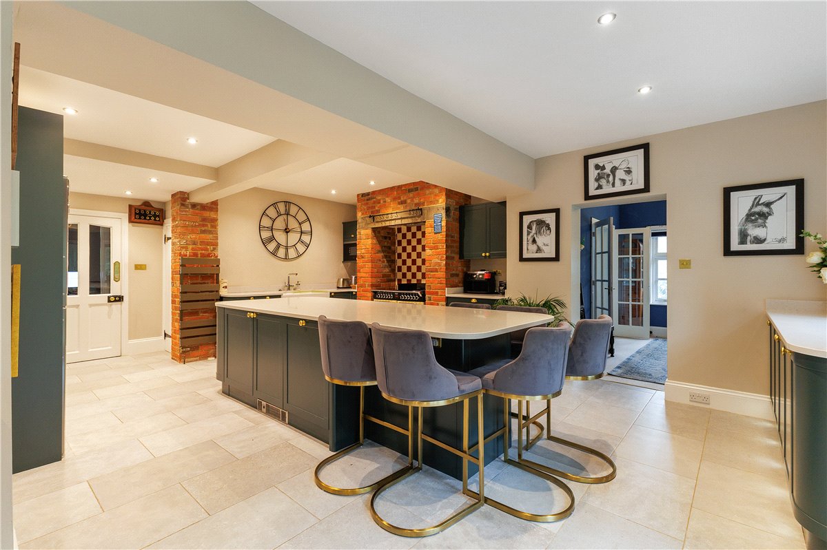 5 bedroom house, Bath Road, Marlborough SN8 - Available