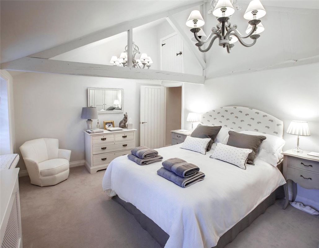 3 bedroom house, High Street, Marlborough SN8 - Available