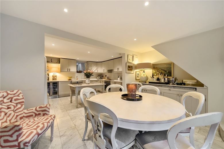 3 bedroom house, High Street, Marlborough SN8 - Available