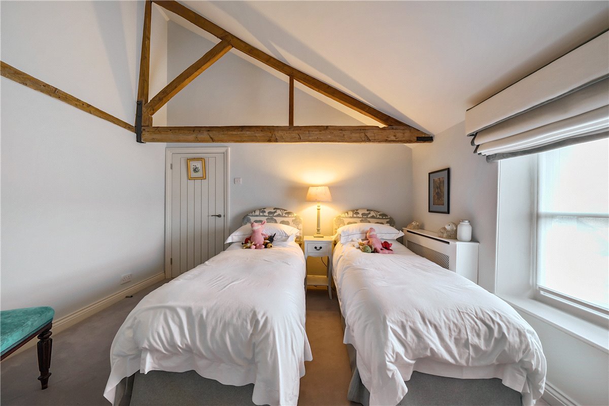 3 bedroom house, High Street, Marlborough SN8 - Available