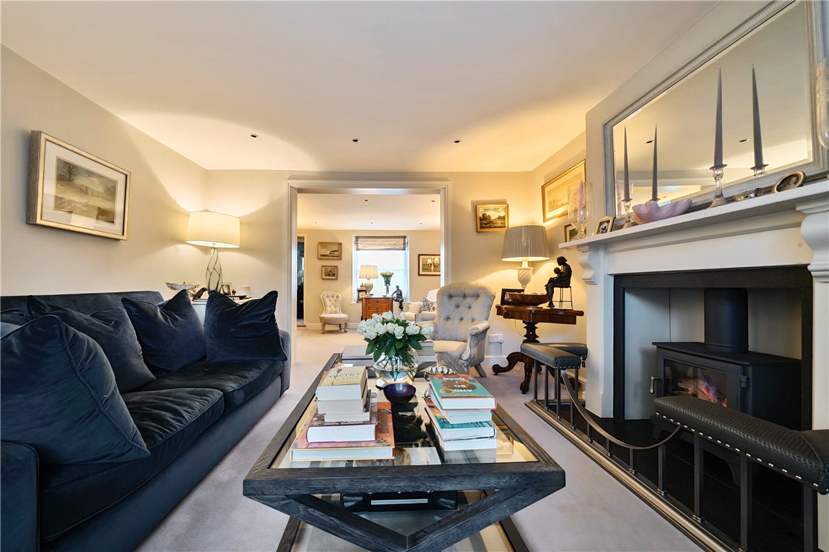 3 bedroom house, High Street, Marlborough SN8 - Available