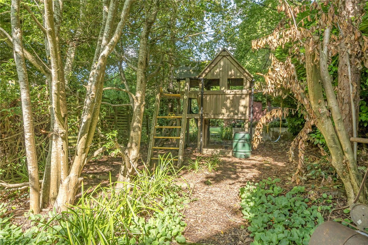 5 bedroom house, Leaze Road, Marlborough SN8 - Available