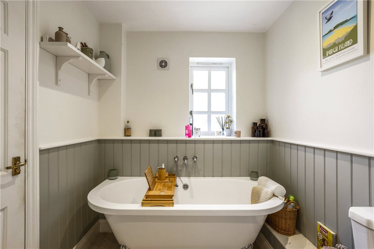 6 bedroom house, Kelham Gardens, Marlborough SN8 - Available