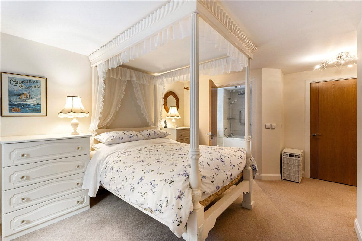 2 bedroom flat, Granham Close, Marlborough SN8 - Available