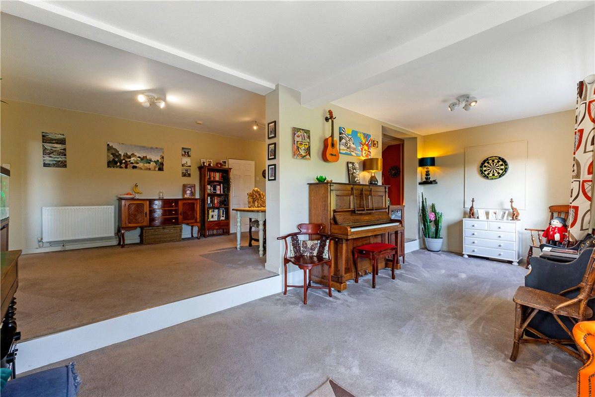 4 bedroom house, Pipers Piece, Herd Street SN8 - Available