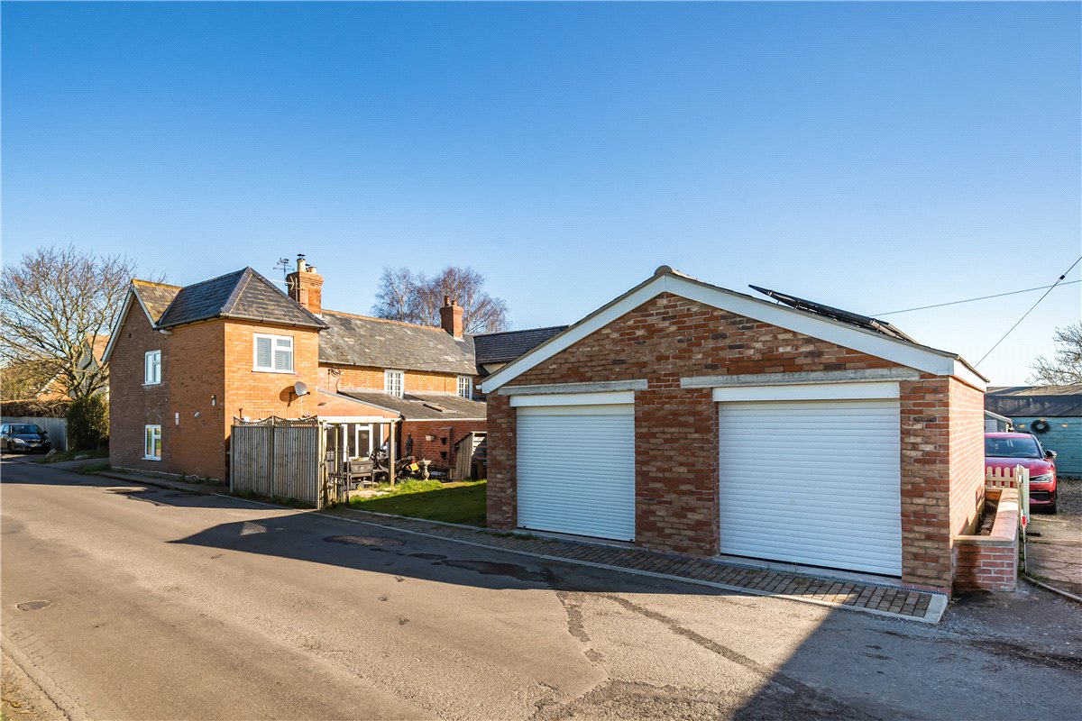 2 bedroom cottage, Broad Street, Beechingstoke SN9 - Available