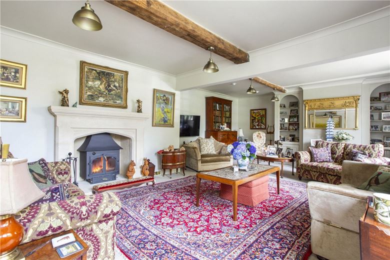 6 bedroom house, The Green, Calne SN11 - Available