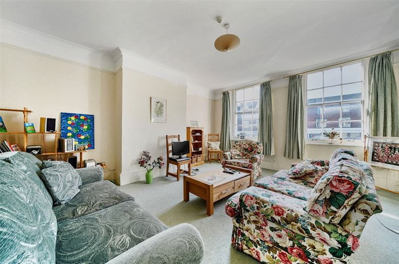 1 bedroom flat, High Street, Marlborough SN8 - Available