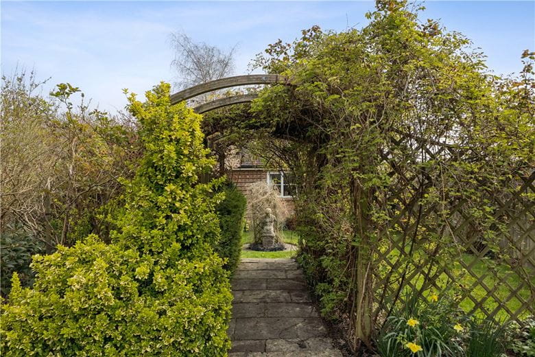 3 bedroom house, Back Lane, Marlborough SN8 - Available