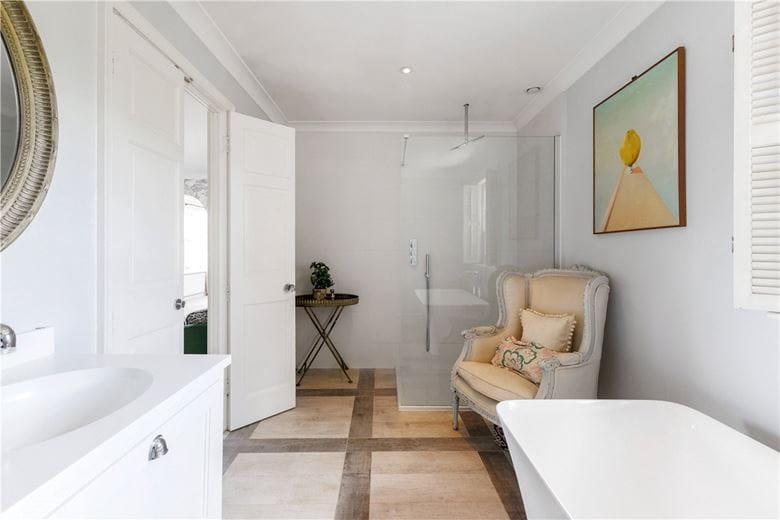 5 bedroom house, Honeystreet, Pewsey SN9 - Available