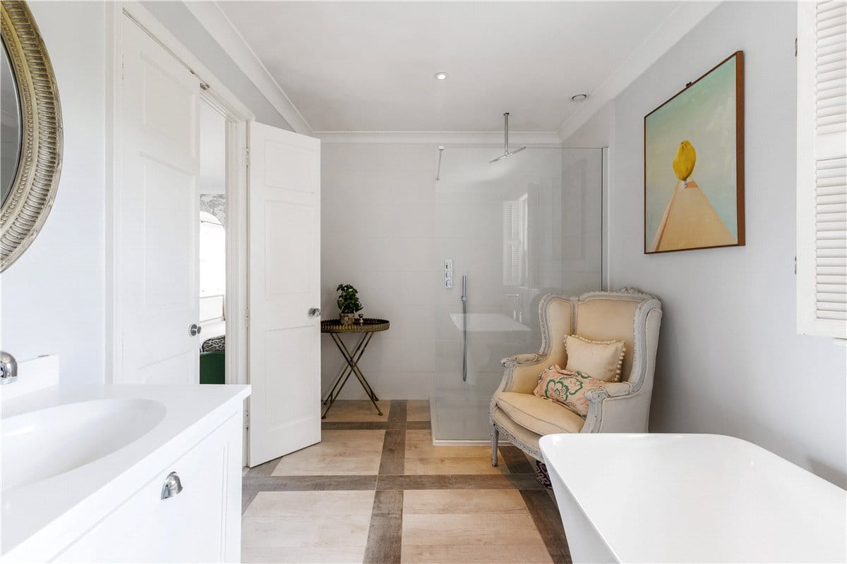 5 bedroom house, Honeystreet, Pewsey SN9 - Available