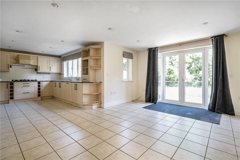 5 bedroom house, Lake View, Calne SN11 - Available